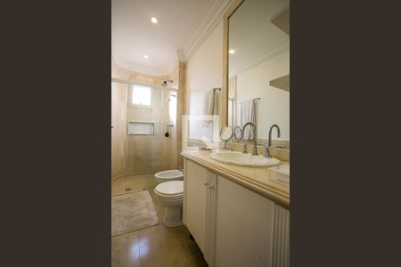 Casa de condomínio à venda com 600m², 3 quartos e 4 vagas Casa de condomínio à venda com 600m², 3 quartos e 4 vagasBanheiro da Suíte 2