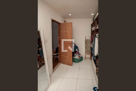 Casa à venda com 130m², 4 quartos e 2 vagas Casa à venda com 130m², 4 quartos e 2 vagasBanheiro Suíte