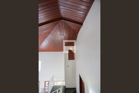 Casa para alugar com 190m², 4 quartos e 4 vagasEscada de acesso aos quartos