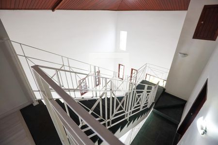 Casa para alugar com 190m², 4 quartos e 4 vagasEscada de acesso aos quartos