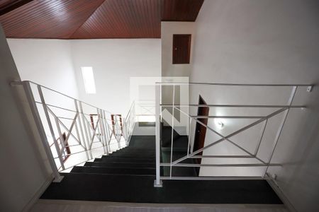 Casa para alugar com 190m², 4 quartos e 4 vagasEscada de acesso aos quartos