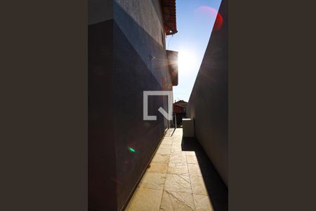 Casa para alugar com 190m², 4 quartos e 4 vagasCorredor externo lateral