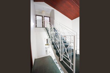 Casa para alugar com 190m², 4 quartos e 4 vagasEscada de acesso aos quartos