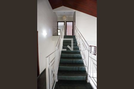 Casa para alugar com 190m², 4 quartos e 4 vagasEscada de acesso aos quartos