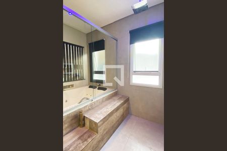 Casa de condomínio para alugar com 430m², 5 quartos e 6 vagasBanheiro da Suíte Master