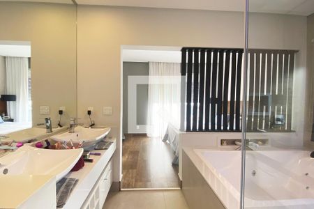 Casa de condomínio para alugar com 430m², 5 quartos e 6 vagasBanheiro da Suíte Master