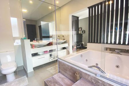 Casa de condomínio para alugar com 430m², 5 quartos e 6 vagasBanheiro da Suíte Master