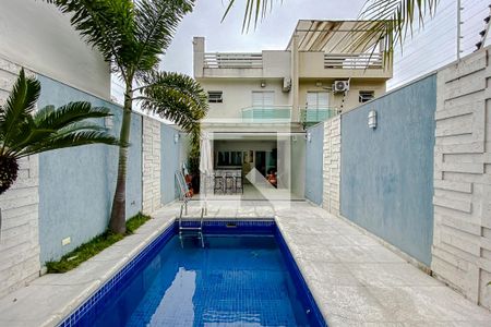 Casa à venda com 263m², 4 quartos e 4 vagas Casa à venda com 263m², 4 quartos e 4 vagasPiscina