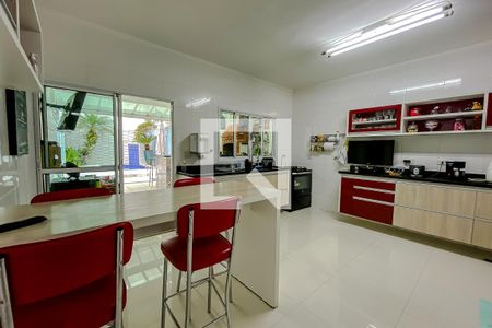 Casa à venda com 263m², 4 quartos e 4 vagas Casa à venda com 263m², 4 quartos e 4 vagasCozinha