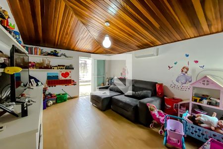 Casa à venda com 263m², 4 quartos e 4 vagas Casa à venda com 263m², 4 quartos e 4 vagasQuarto