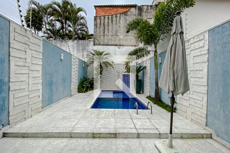 Casa à venda com 263m², 4 quartos e 4 vagas Casa à venda com 263m², 4 quartos e 4 vagasPiscina