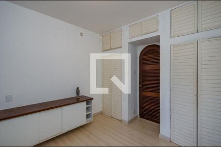 Casa de condomínio à venda com 700m², 4 quartos e 5 vagas Casa de condomínio à venda com 700m², 4 quartos e 5 vagasQuarto 3