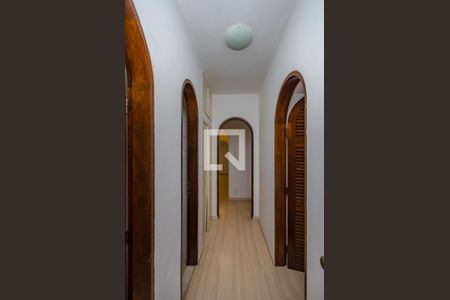 Casa de condomínio à venda com 700m², 4 quartos e 5 vagas Casa de condomínio à venda com 700m², 4 quartos e 5 vagasCorredor