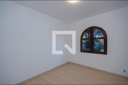 Casa de condomínio à venda com 700m², 4 quartos e 5 vagas Casa de condomínio à venda com 700m², 4 quartos e 5 vagasQuarto 2