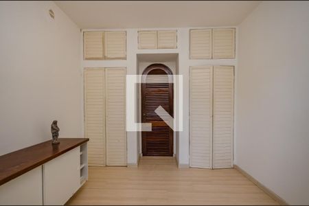 Casa de condomínio à venda com 700m², 4 quartos e 5 vagas Casa de condomínio à venda com 700m², 4 quartos e 5 vagasQuarto 3