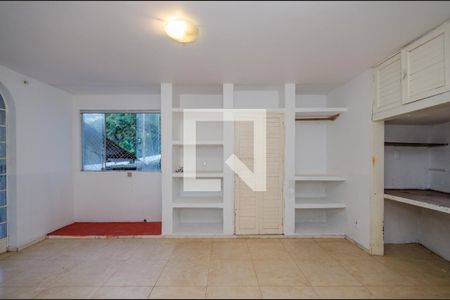 Casa de condomínio à venda com 700m², 4 quartos e 5 vagas Casa de condomínio à venda com 700m², 4 quartos e 5 vagasCloset da suíte