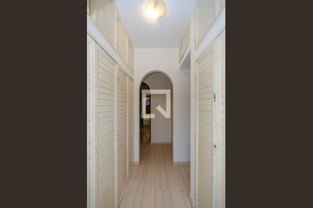 Casa de condomínio à venda com 700m², 4 quartos e 5 vagas Casa de condomínio à venda com 700m², 4 quartos e 5 vagasCorredor