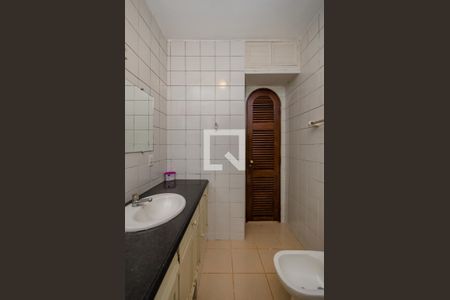 Casa de condomínio à venda com 700m², 4 quartos e 5 vagas Casa de condomínio à venda com 700m², 4 quartos e 5 vagasBanheiro Social 1