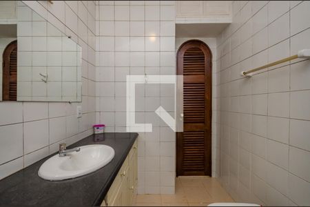 Casa de condomínio à venda com 700m², 4 quartos e 5 vagas Casa de condomínio à venda com 700m², 4 quartos e 5 vagasBanheiro Social 1