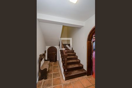 Casa de condomínio à venda com 700m², 4 quartos e 5 vagas Casa de condomínio à venda com 700m², 4 quartos e 5 vagasEscada