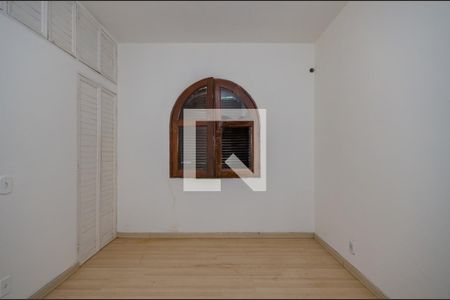 Casa de condomínio à venda com 700m², 4 quartos e 5 vagas Casa de condomínio à venda com 700m², 4 quartos e 5 vagasQuarto 4