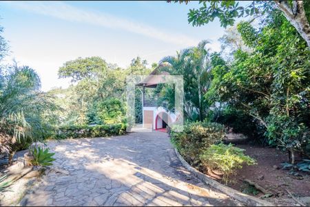 Casa de condomínio à venda com 700m², 4 quartos e 5 vagas Casa de condomínio à venda com 700m², 4 quartos e 5 vagasFachada