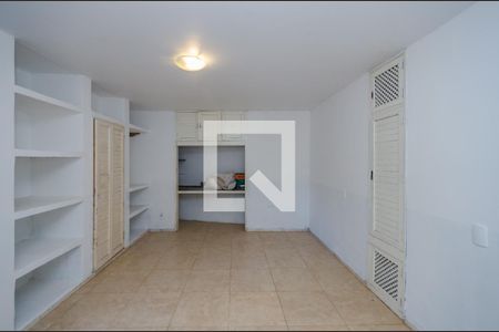 Casa de condomínio à venda com 700m², 4 quartos e 5 vagas Casa de condomínio à venda com 700m², 4 quartos e 5 vagasCloset da suíte