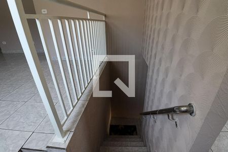 Escada de acesso da garagem ao o 1° andar de casa para alugar com 3 quartos, 140m² em Jardim Iporanga, Guarulhos