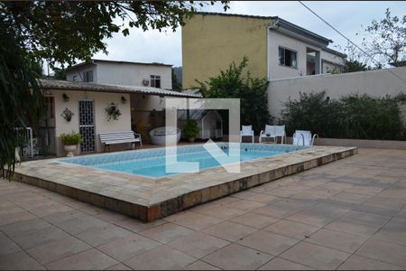 Casa à venda com 210m², 3 quartos e 6 vagasÁrea Externa