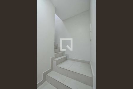 Casa à venda com 215m², 4 quartos e 2 vagasEscada