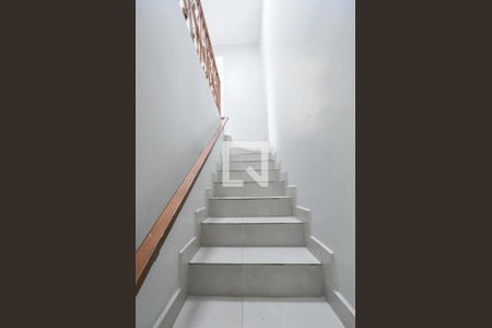 Casa à venda com 215m², 4 quartos e 2 vagasEscada