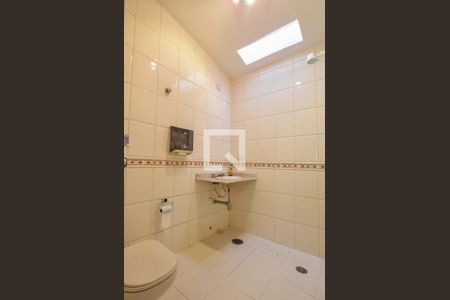 Casa à venda com 215m², 4 quartos e 2 vagasBanheiro