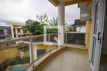 Casa de condomínio à venda com 120m², 4 quartos e 3 vagasSacada do Quarto 1