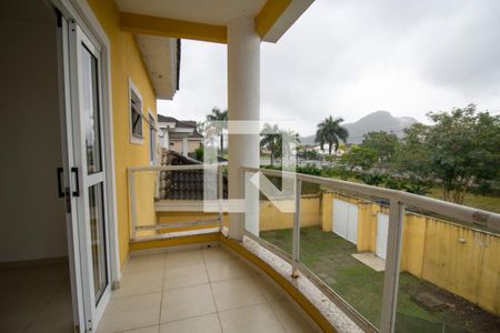 Casa de condomínio à venda com 120m², 4 quartos e 3 vagasSacada do Quarto 1