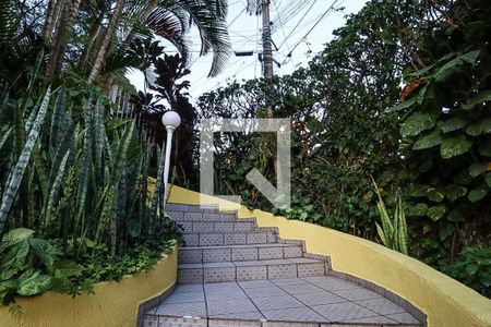 Casa para alugar com 224m², 4 quartos e 5 vagasEscada da garagem até a entrada da casa