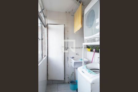 Casa à venda com 221m², 4 quartos e 2 vagas Casa à venda com 221m², 4 quartos e 2 vagasÁrea de Serviço casa 1