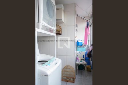 Casa à venda com 221m², 4 quartos e 2 vagas Casa à venda com 221m², 4 quartos e 2 vagasÁrea de Serviço casa 1