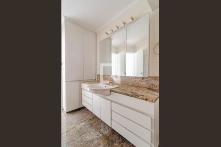 Apartamento à venda com 174m², 3 quartos e 1 vagaBanheiro da suíte