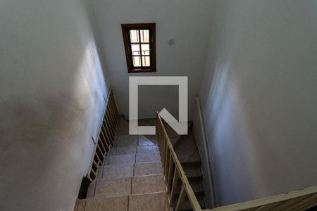 Casa à venda com 166m², 3 quartos e 2 vagasEscada entre o primeiro e segundo andar