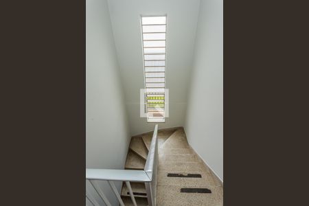 Casa à venda com 200m², 3 quartos e 2 vagas Casa à venda com 200m², 3 quartos e 2 vagasEscada