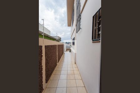 Casa à venda com 200m², 3 quartos e 2 vagas Casa à venda com 200m², 3 quartos e 2 vagasCorredor externo