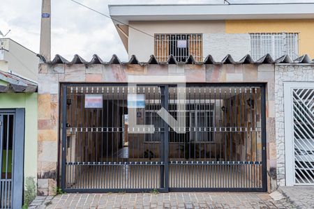 Casa à venda com 200m², 3 quartos e 2 vagas Casa à venda com 200m², 3 quartos e 2 vagasFachada