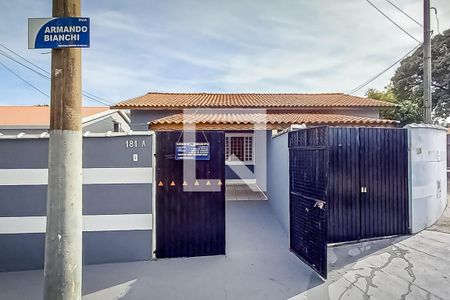 Casa para alugar com 75m², 2 quartos e 2 vagasFachada