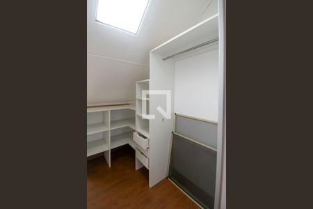 Casa de condomínio à venda com 160m², 3 quartos e 1 vaga Casa de condomínio à venda com 160m², 3 quartos e 1 vagaCloset do Sótão