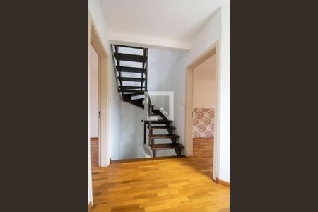 Casa de condomínio à venda com 160m², 3 quartos e 1 vaga Casa de condomínio à venda com 160m², 3 quartos e 1 vagaEscada