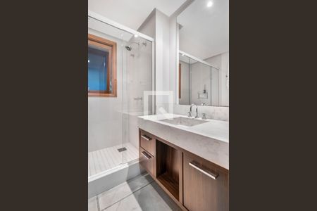 Banheiro de casa à venda com 4 quartos, 900m² em Vila Assunção, Porto Alegre