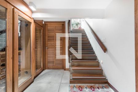 Escada de casa à venda com 4 quartos, 900m² em Vila Assunção, Porto Alegre