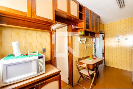 Apartamento à venda com 210m², 4 quartos e 2 vagas Apartamento à venda com 210m², 4 quartos e 2 vagasCozinha