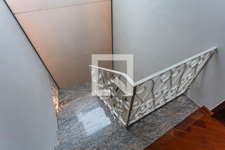 Casa à venda com 310m², 3 quartos e 6 vagasEscada Dormitórios Superiores
