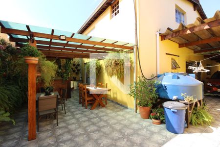 Casa à venda com 150m², 4 quartos e 3 vagasFachada fundos da casa